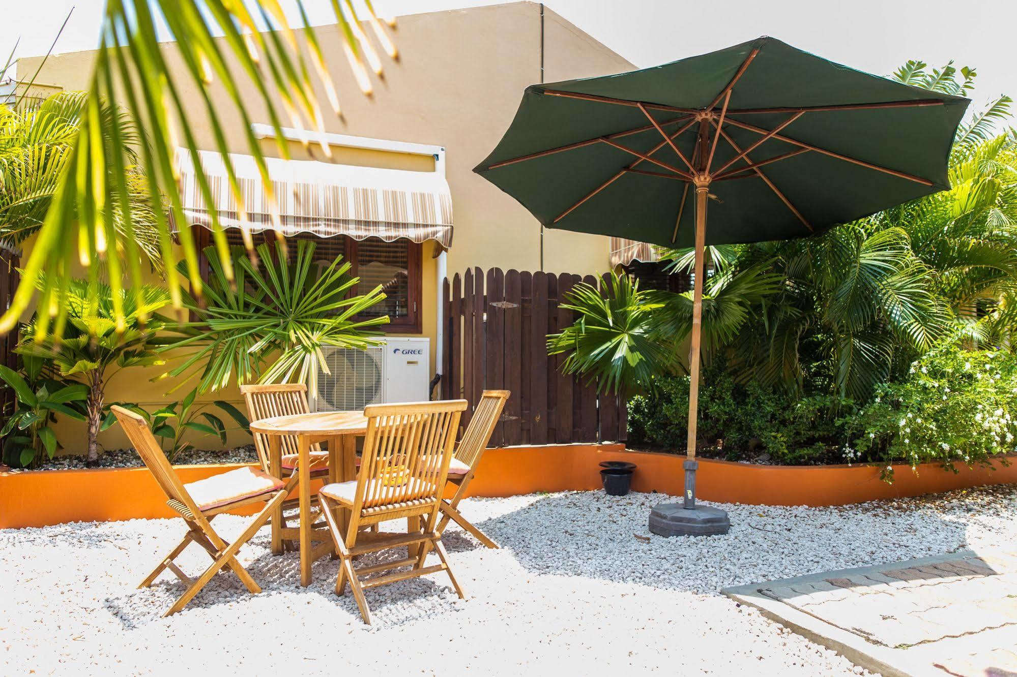 Carinas Studio Apartments Palm Beach Eksteriør billede